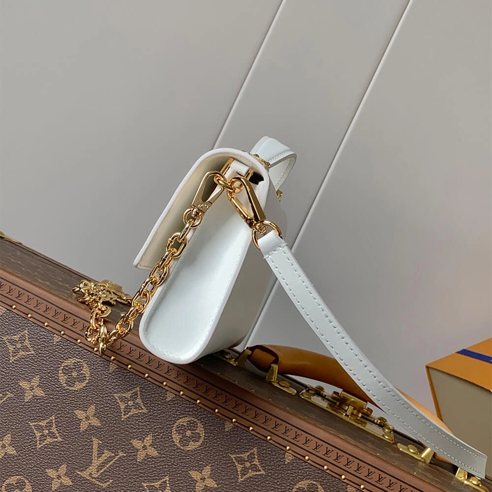 LV Wallet On Chain Capucines TechFriendly 274