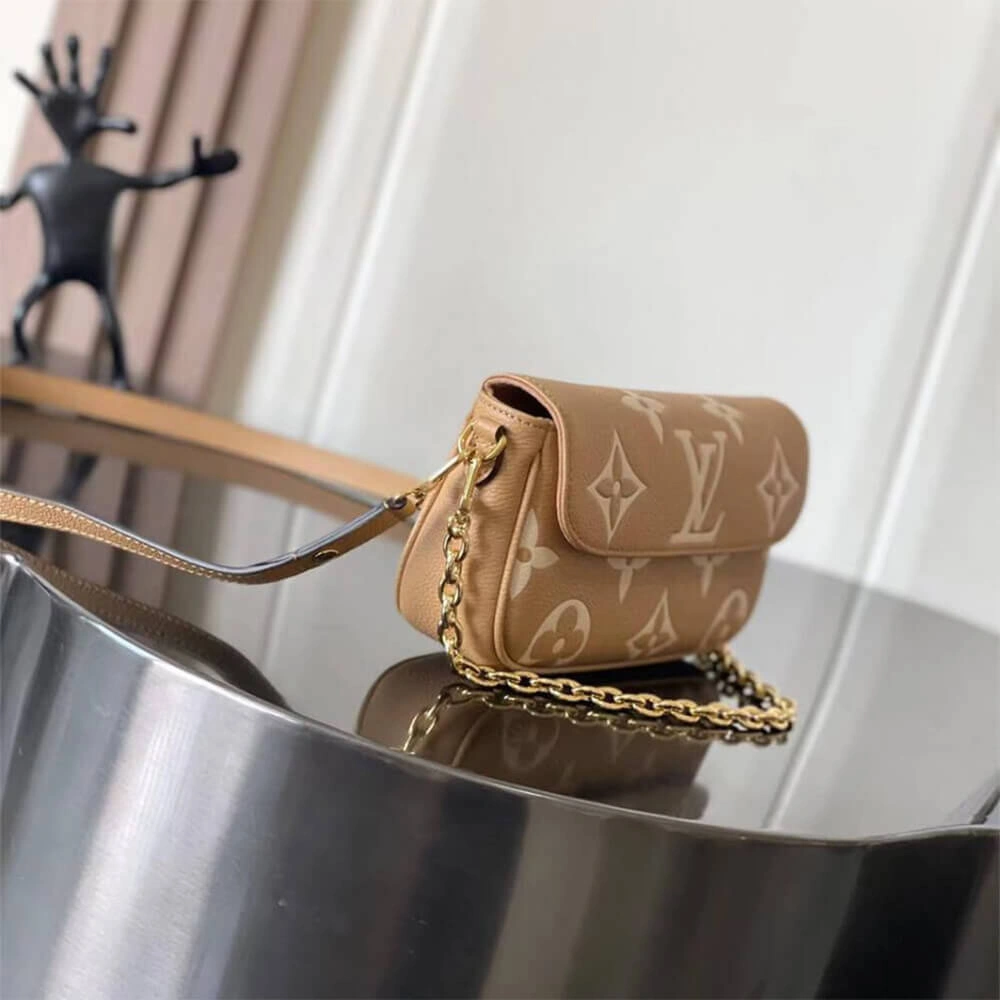 Sustainable LV Wallet on Chain Ivy 309