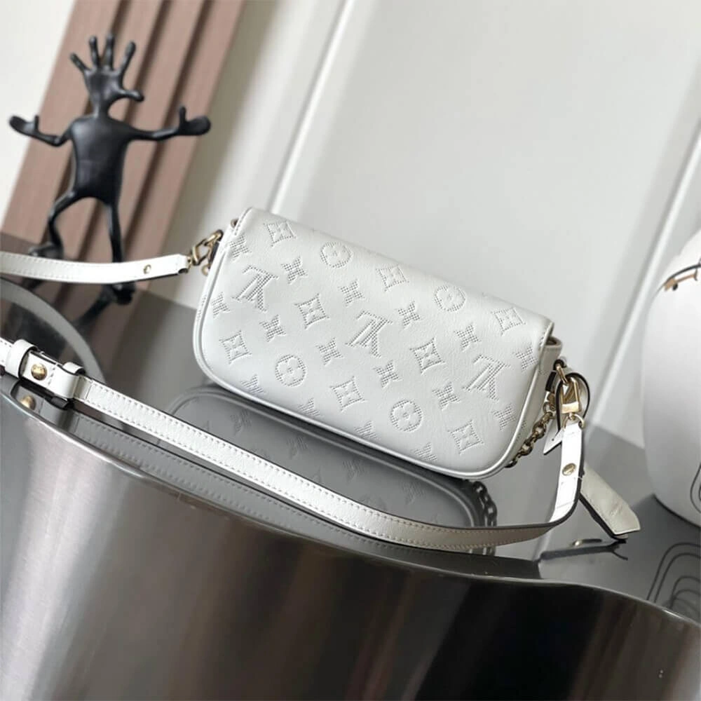 Chic LV Wallet on Chain Ivy 321