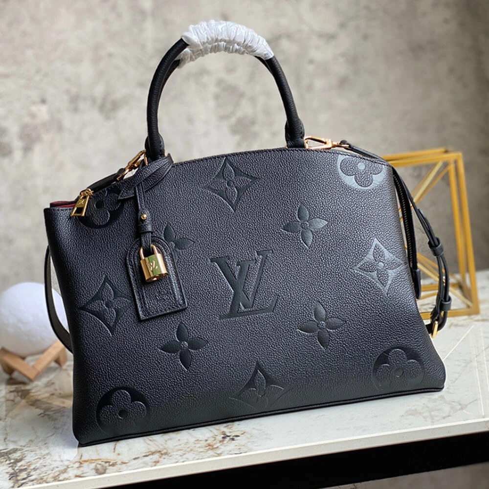 Versatile Louis Vuitton GRAND PALAIS 636