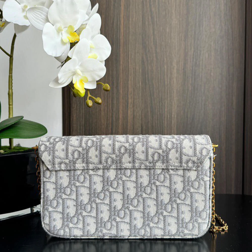 Medium Saddle Pouch with Chain Fashionable 2104