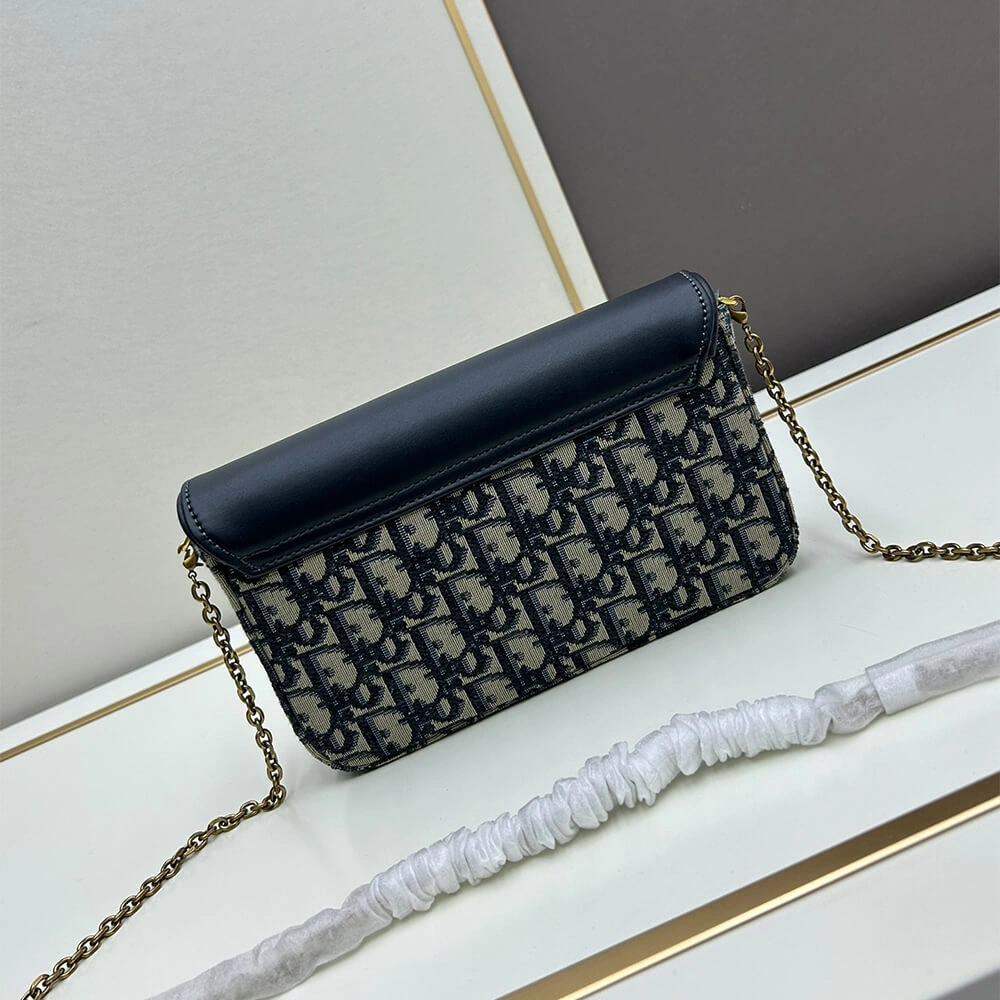 Medium Saddle Pouch with Chain Modern 2060