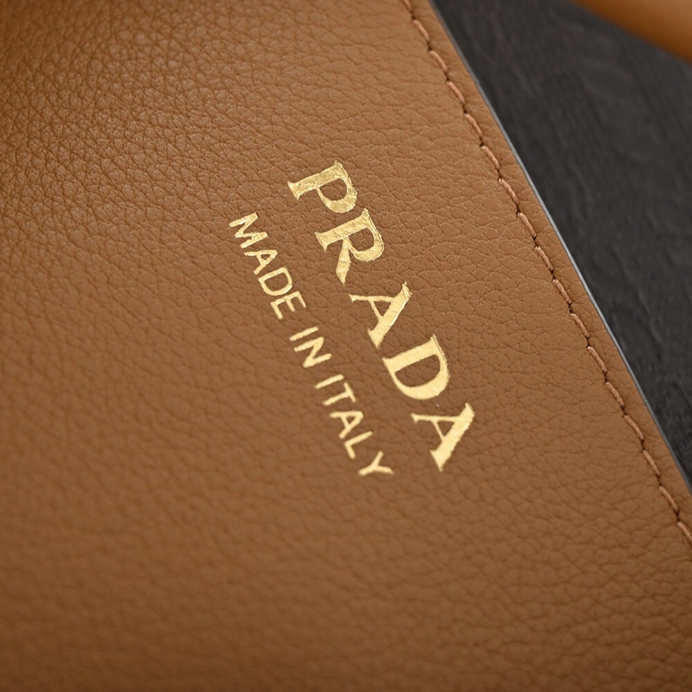 Comfortable Prada Darling leather handbag 2898