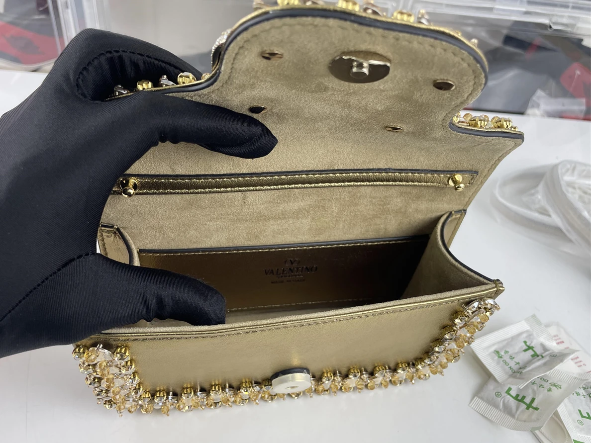 1078 Valentino Garavani Mini Loco Crystal Gold bag (19 x 10.5 x 5 cm) UrbanStyle 249