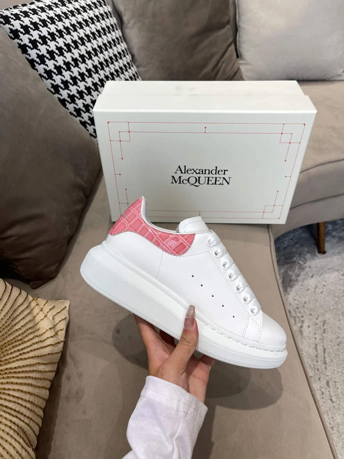 1592 Mc Queen Fashionable 1379
