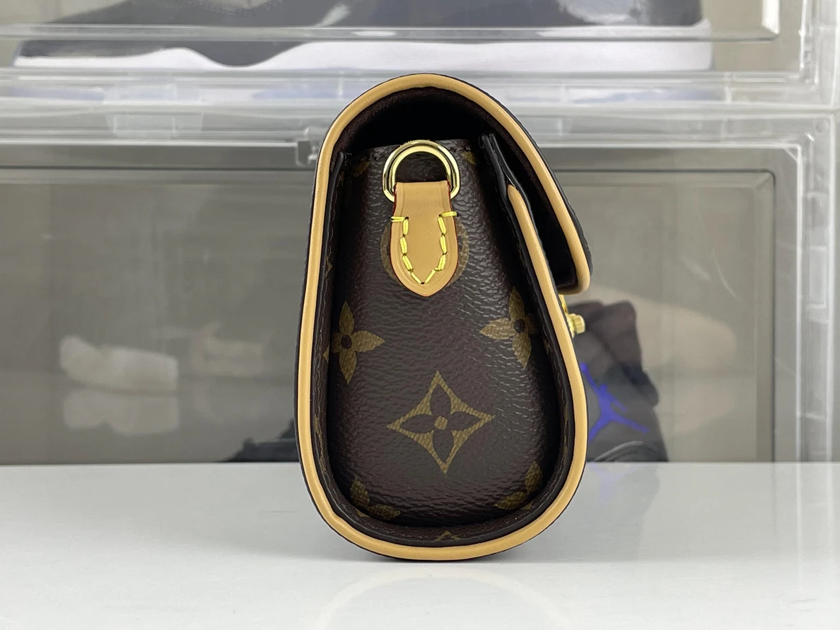 2657 LV Pochette camille hanging bag (20.5 x 11 x 6 cm) SportInspired 172