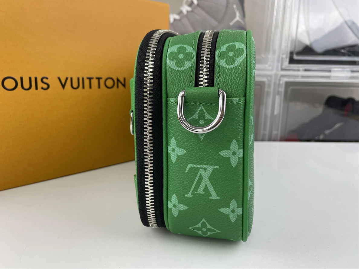 3138 LV hang bag Monogram Green ( 24 x 16 x 8cm) NewStyle 267
