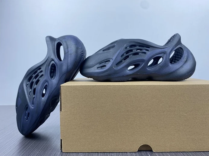 5063 adidas Yeezy Foam RNNR Mineral Blue GX WellDesigned 2841