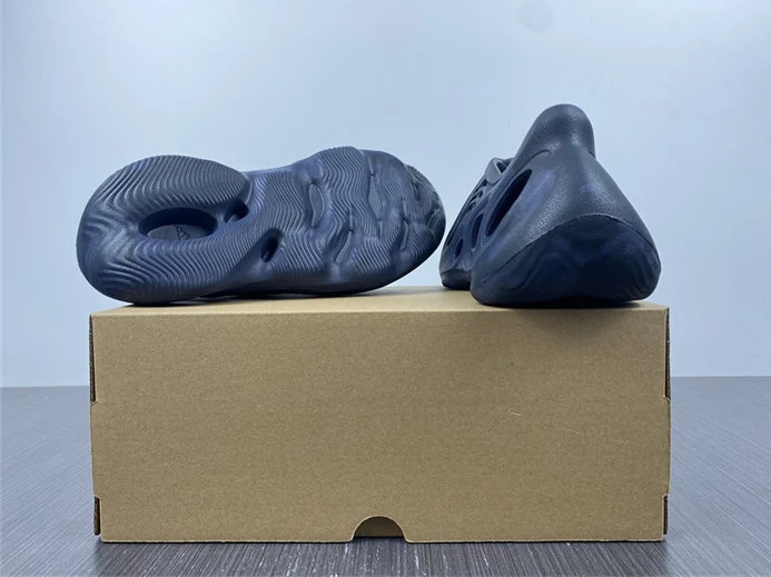 5063 adidas Yeezy Foam RNNR Mineral Blue GX WellDesigned 2841