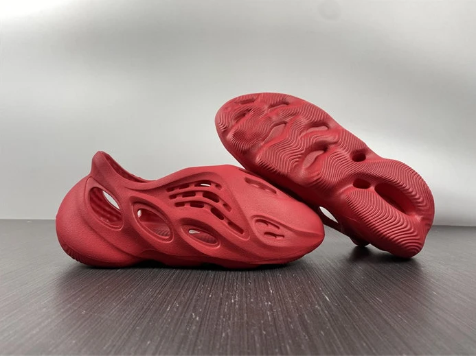 689 adidas Yeezy Foam RNNR Vermillion GX UrbanStyle 2846