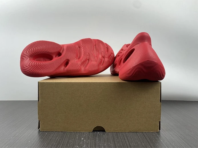 689 adidas Yeezy Foam RNNR Vermillion GX UrbanStyle 2846