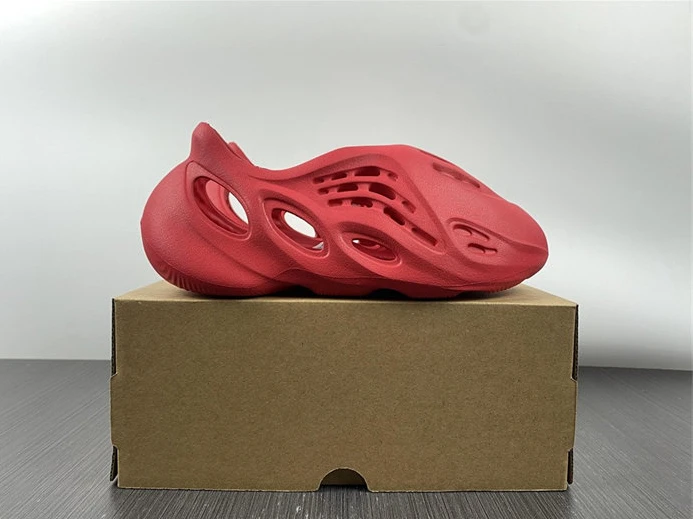 689 adidas Yeezy Foam RNNR Vermillion GX UrbanStyle 2846