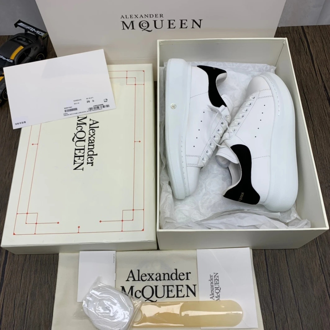 7468 McQuen Ivory Black 553770WHGP WellDesigned 1410