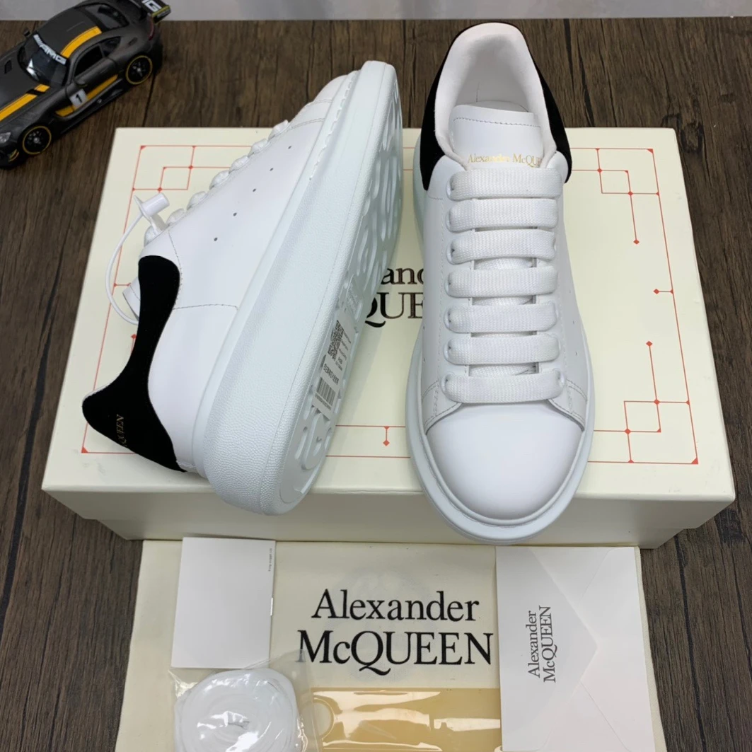 7468 McQuen Ivory Black 553770WHGP WellDesigned 1410