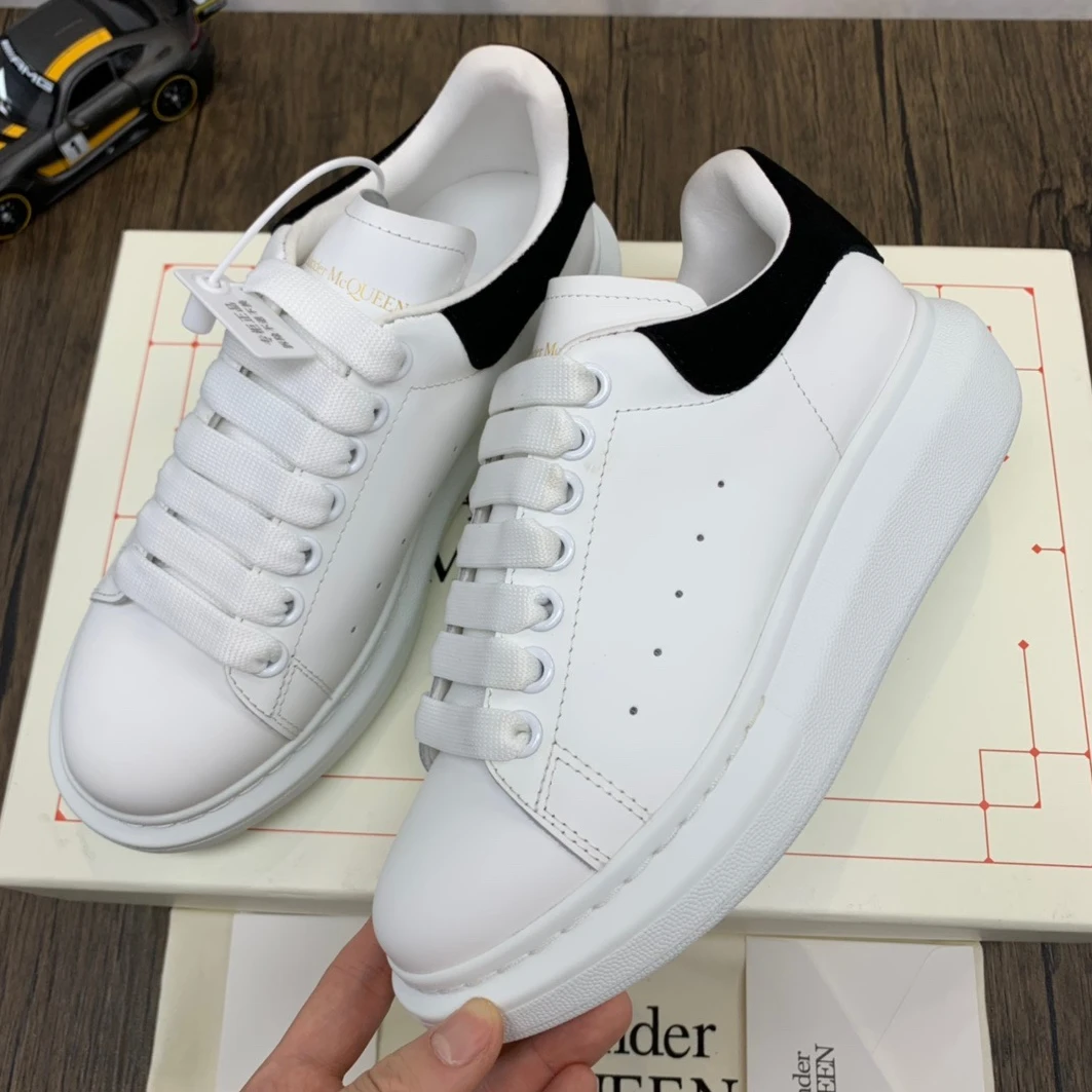 7468 McQuen Ivory Black 553770WHGP WellDesigned 1410
