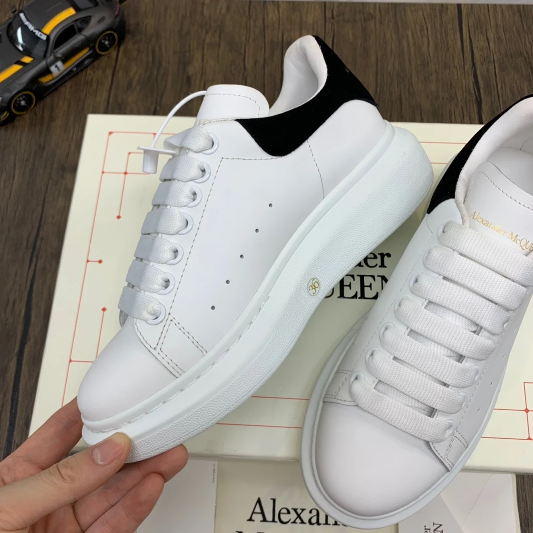 7468 McQuen Ivory Black 553770WHGP WellDesigned 1410