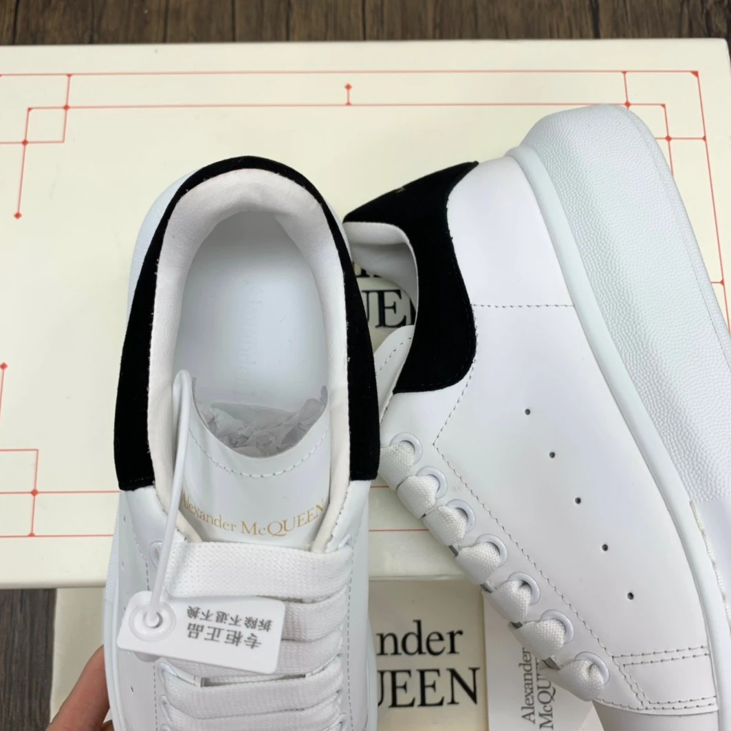 7468 McQuen Ivory Black 553770WHGP WellDesigned 1410