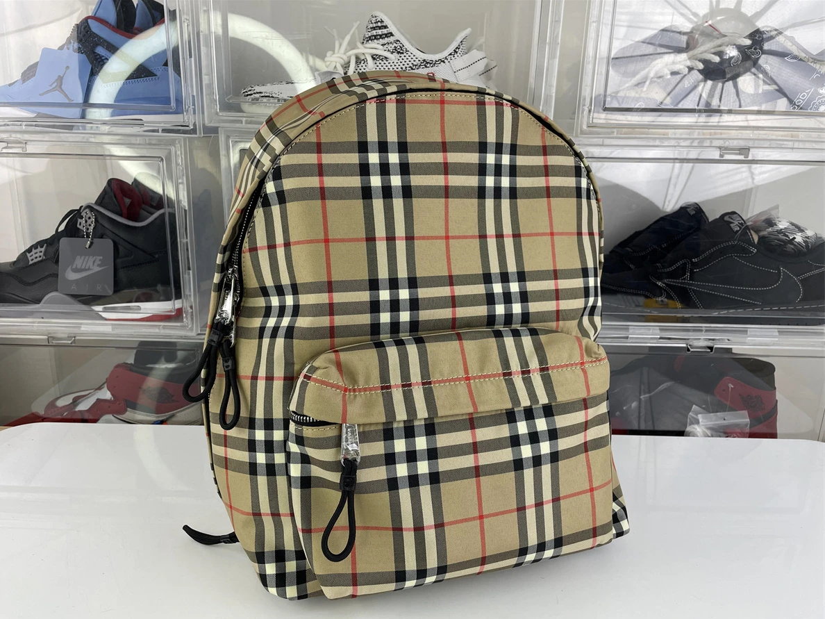 7470 BURBERRY Vintage Backpack, 42.5x 30.5 x 14. UrbanStyle 223
