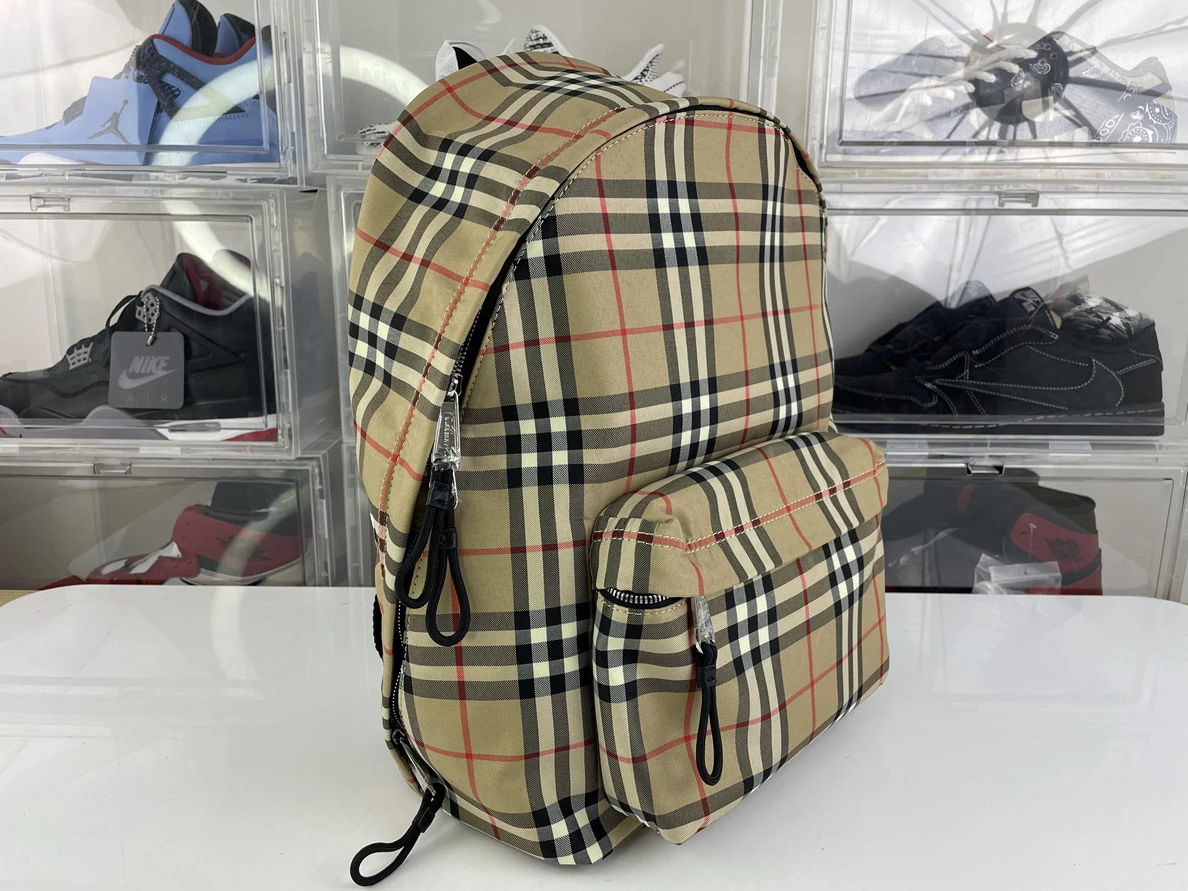 7470 BURBERRY Vintage Backpack, 42.5x 30.5 x 14. UrbanStyle 223