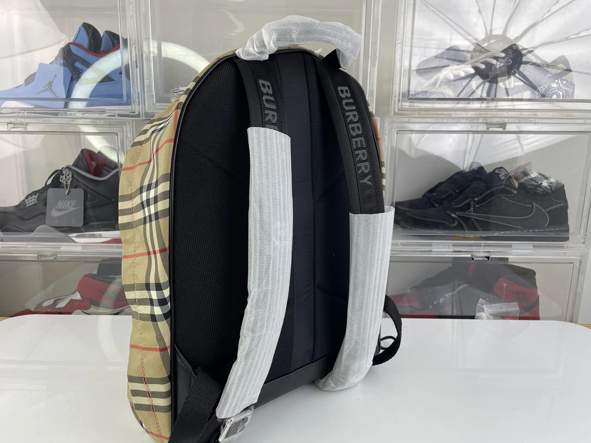 7470 BURBERRY Vintage Backpack, 42.5x 30.5 x 14. UrbanStyle 223