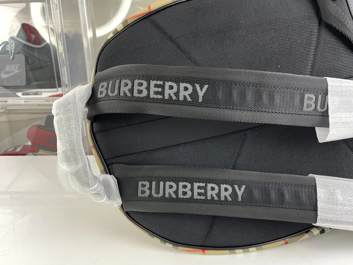 7470 BURBERRY Vintage Backpack, 42.5x 30.5 x 14. UrbanStyle 223