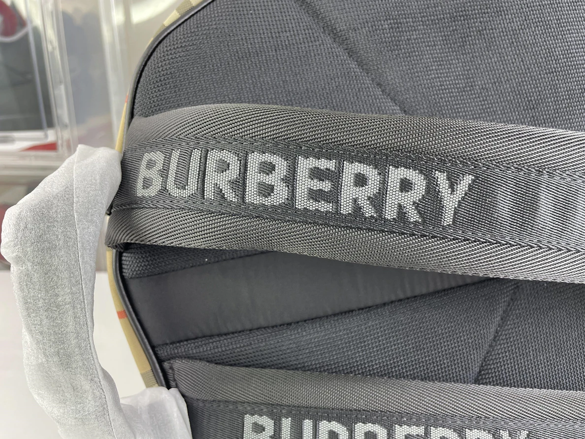 7470 BURBERRY Vintage Backpack, 42.5x 30.5 x 14. UrbanStyle 223