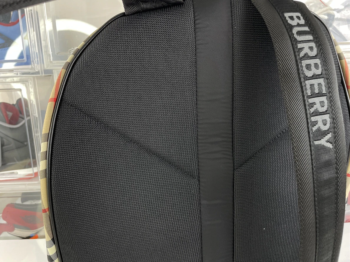 7470 BURBERRY Vintage Backpack, 42.5x 30.5 x 14. UrbanStyle 223