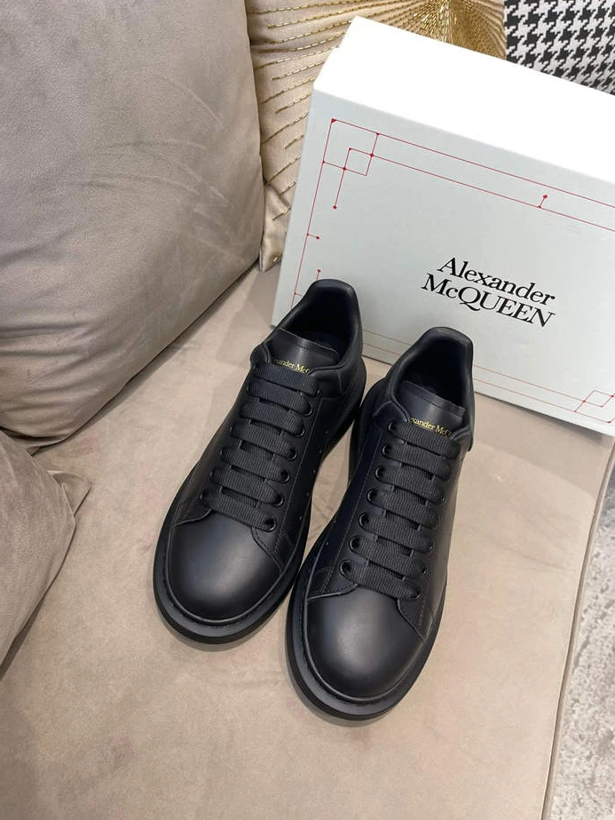 8325 Alexander McQueen Oversized GoAnywhere 1321