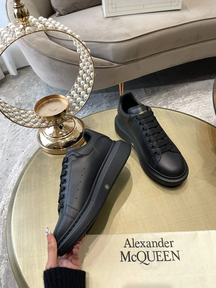 8325 Alexander McQueen Oversized GoAnywhere 1321