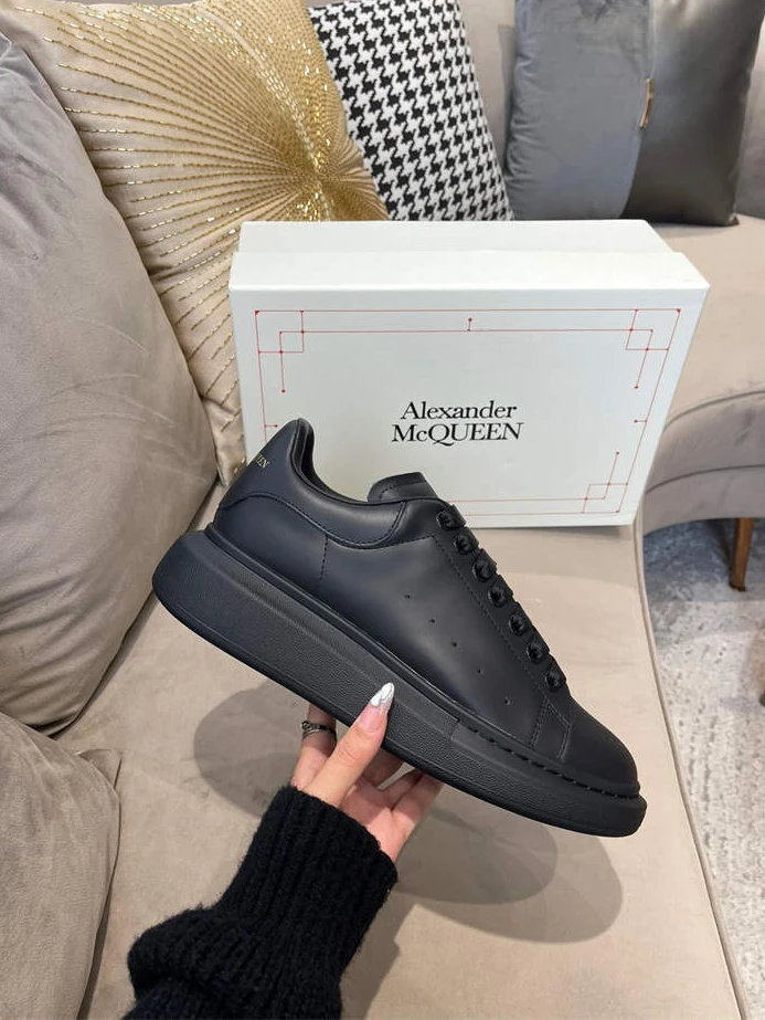 8325 Alexander McQueen Oversized GoAnywhere 1321
