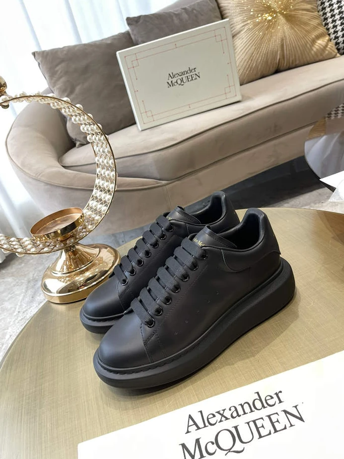 8325 Alexander McQueen Oversized GoAnywhere 1321