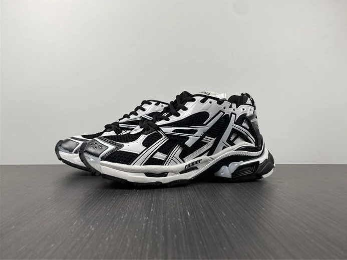 9772 BLCG Runner White Black White  677403 W3RB2 DailyWear 3374