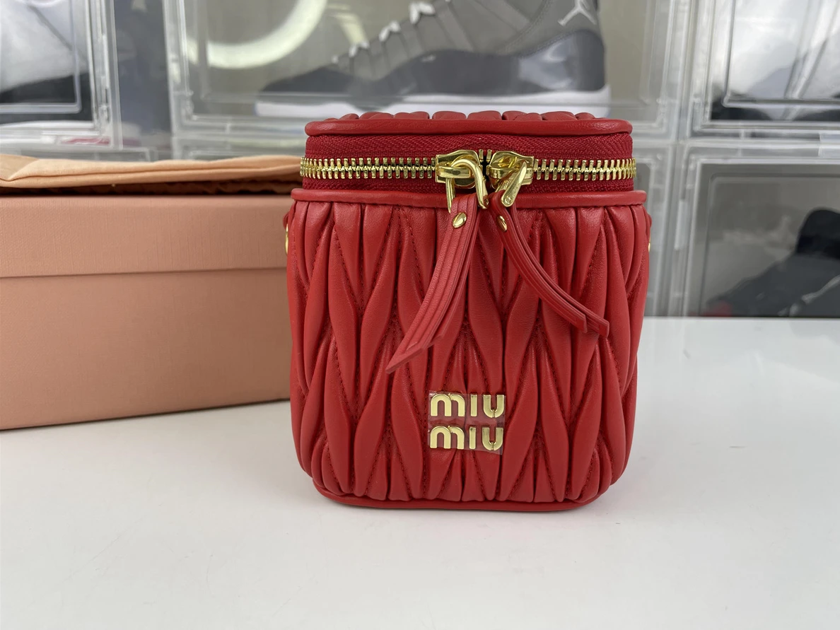 Affordable 8641 Miu Miu Red matelasse craft bag (10.5 x 9.5 x 7cm) 234