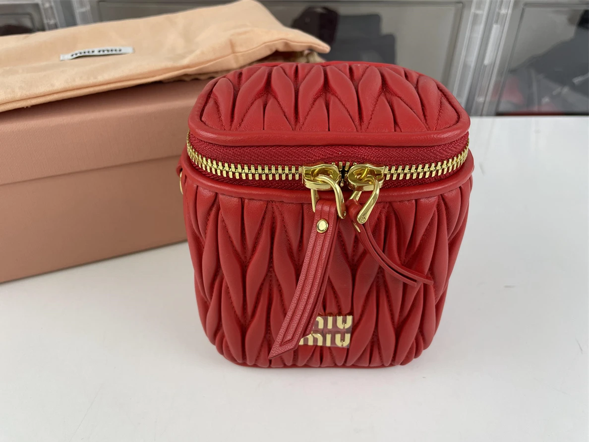 Affordable 8641 Miu Miu Red matelasse craft bag (10.5 x 9.5 x 7cm) 234
