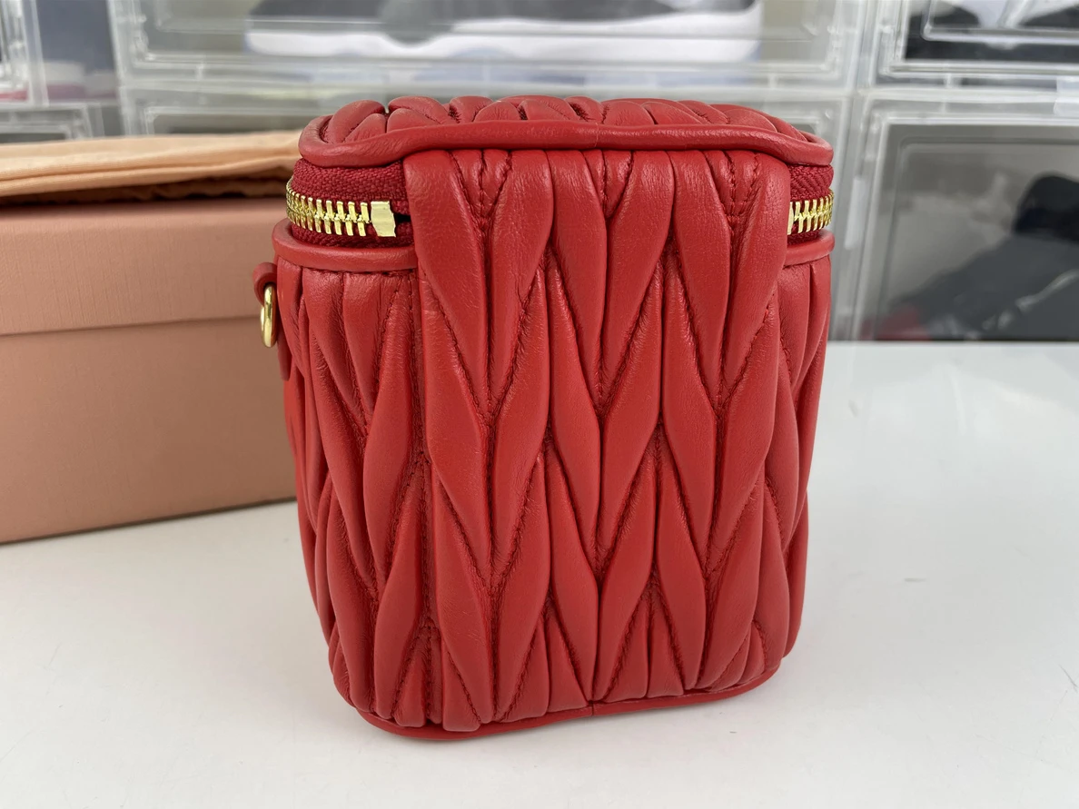 Affordable 8641 Miu Miu Red matelasse craft bag (10.5 x 9.5 x 7cm) 234