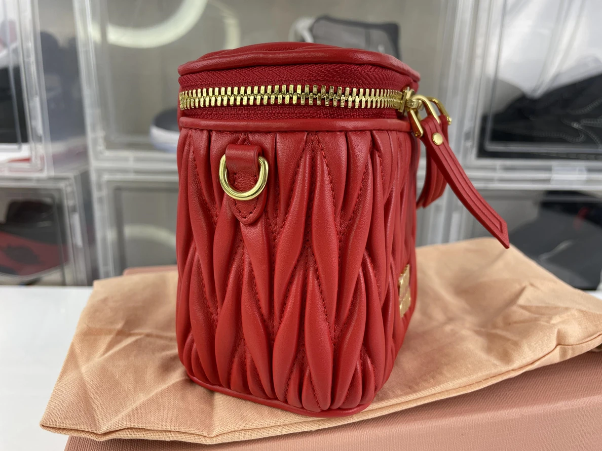 Affordable 8641 Miu Miu Red matelasse craft bag (10.5 x 9.5 x 7cm) 234