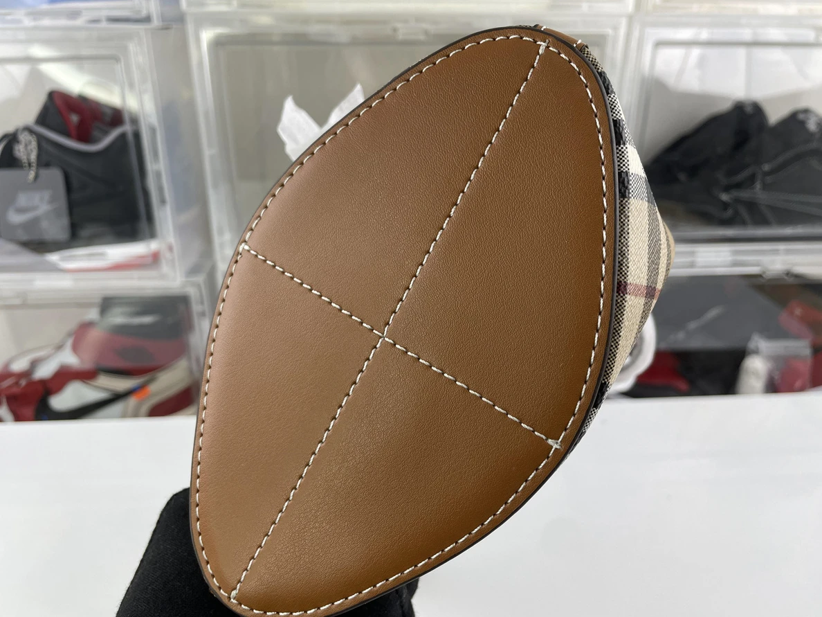 BestValue Burberry Bucket (16.5x 11 x 18.5 cm) 273