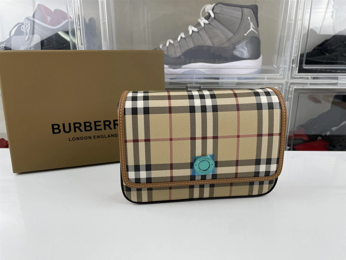 Burberry bag ( 20 x 4.7 x 13.5 cm) StreetReady 270