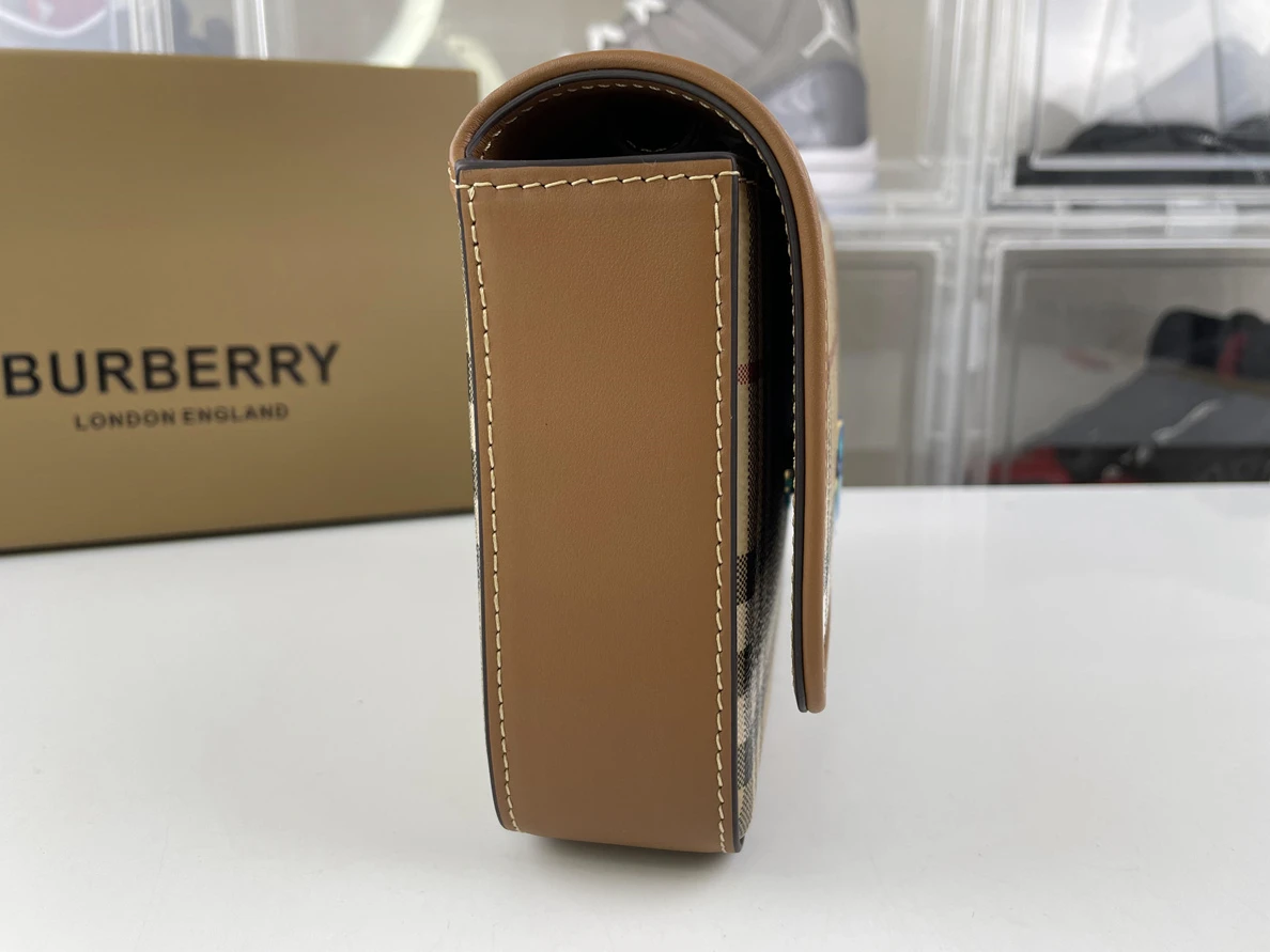 Burberry bag ( 20 x 4.7 x 13.5 cm) StreetReady 270