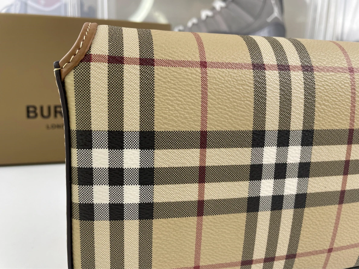 Burberry bag ( 20 x 4.7 x 13.5 cm) StreetReady 270
