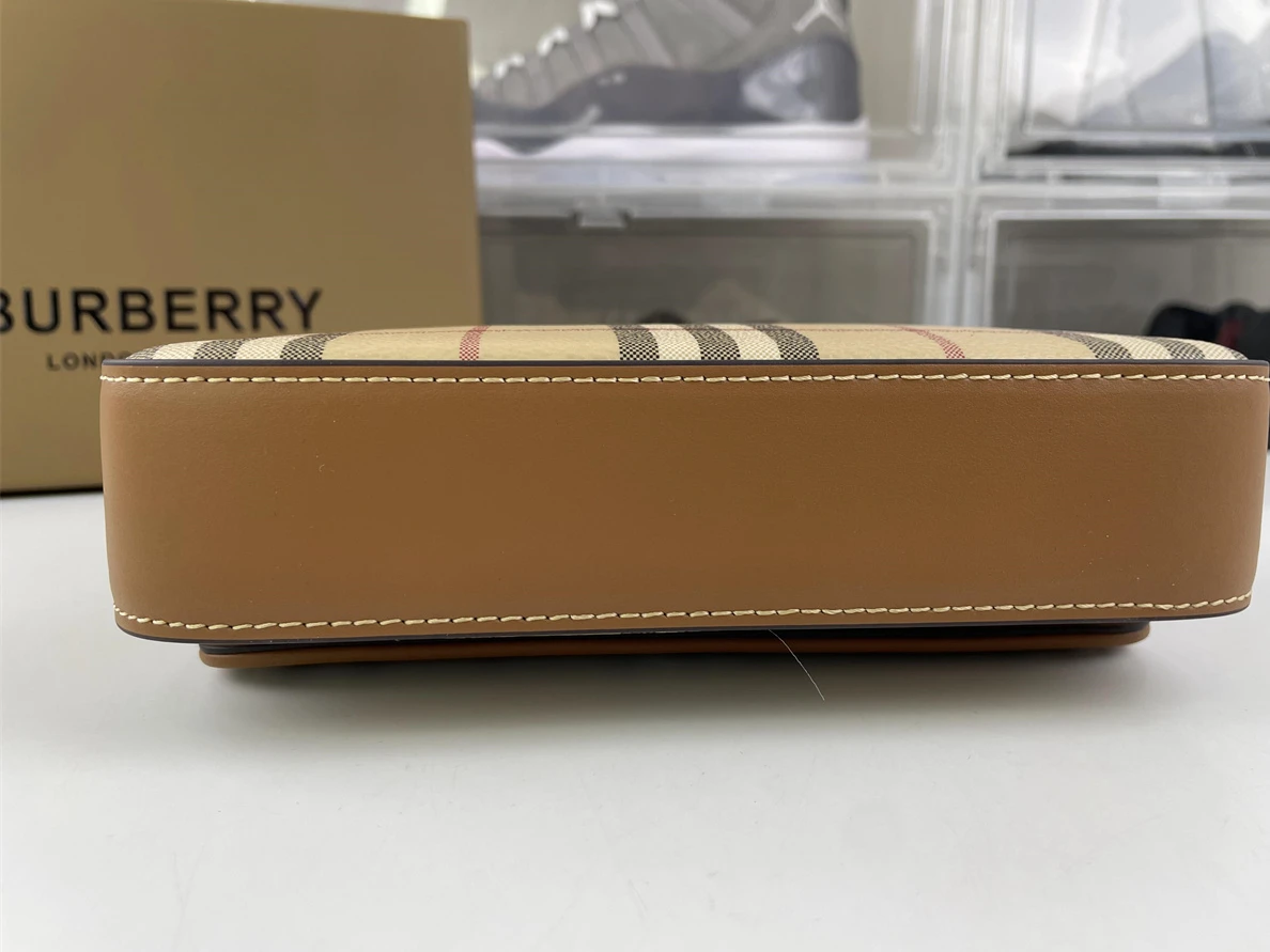 Burberry bag ( 20 x 4.7 x 13.5 cm) StreetReady 270