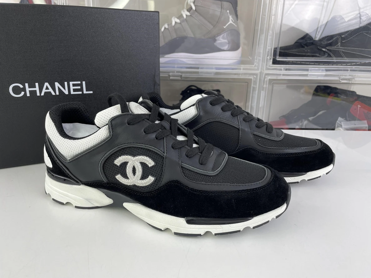 CHANEL Black sneakers with White LOGO Fashionable 1226