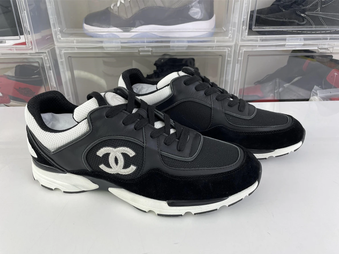 CHANEL Black sneakers with White LOGO Fashionable 1226
