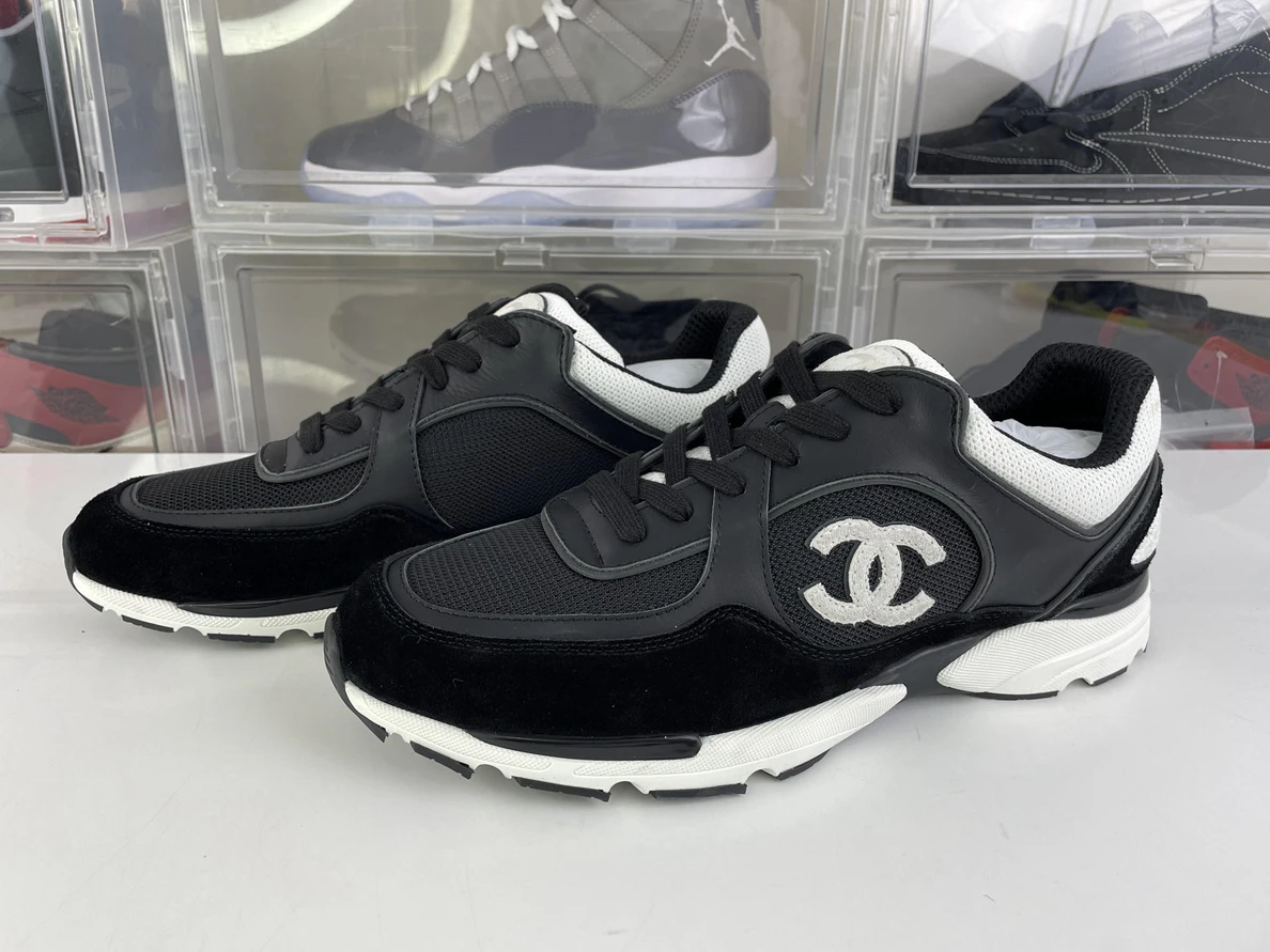 CHANEL Black sneakers with White LOGO Fashionable 1226
