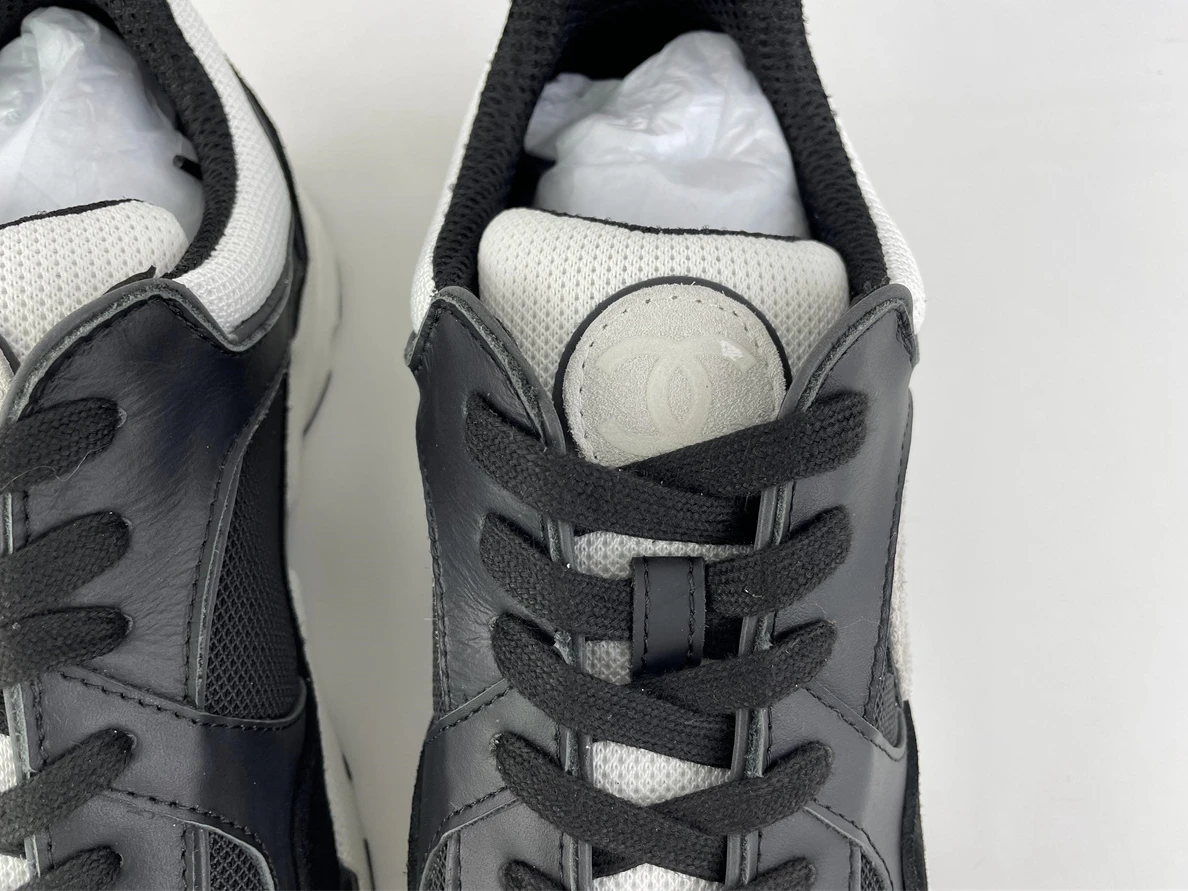 CHANEL Black sneakers with White LOGO Fashionable 1226