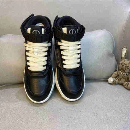 Comfortable DR Sneaker 1585