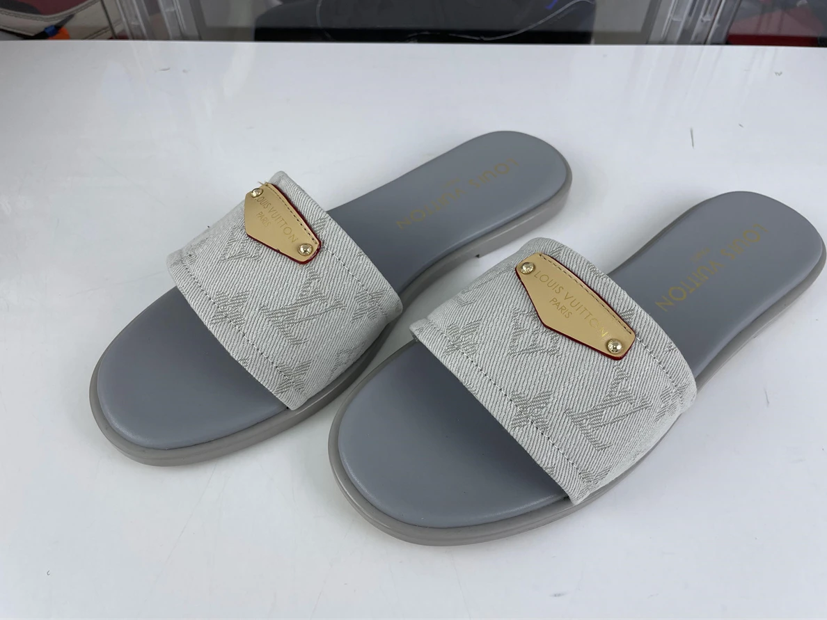 DailyWear 276 Louis Vuitton Grey slipper 160