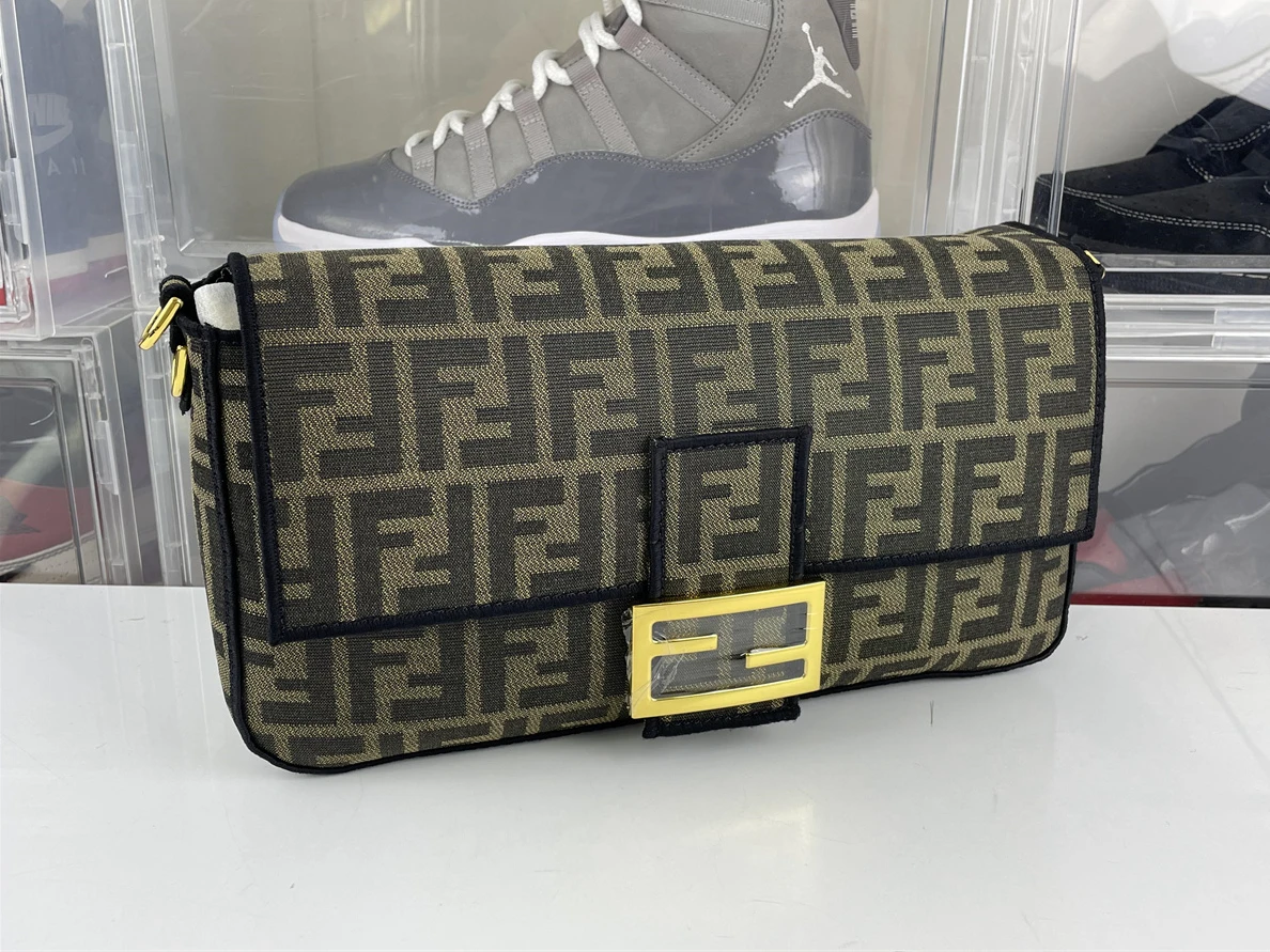 FENDI Baguette FF LOGO brown bag M size ( 26 x 16 x 4 cm) SportInspired 241