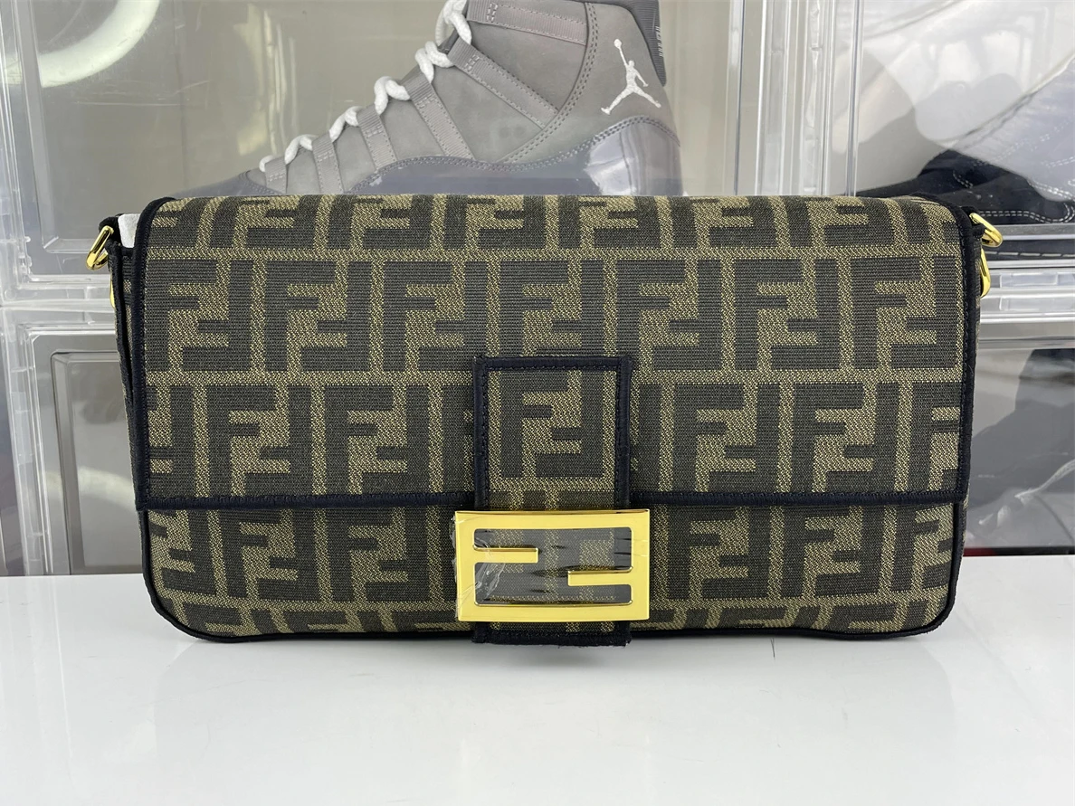 FENDI Baguette FF LOGO brown bag M size ( 26 x 16 x 4 cm) SportInspired 241