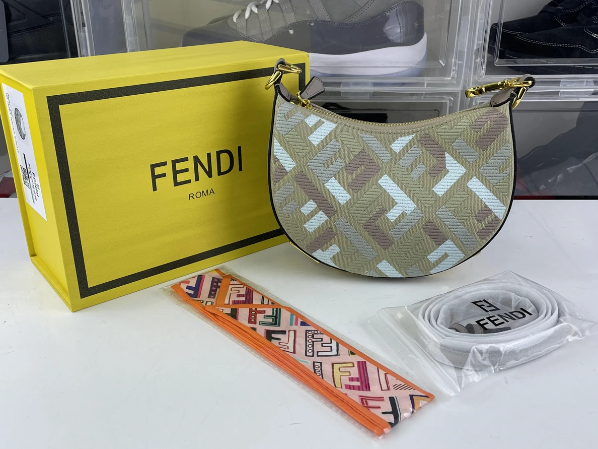 FENDI Graphy Moon shape handling bag small size ( 20 x 13 cm) Comfortable 235